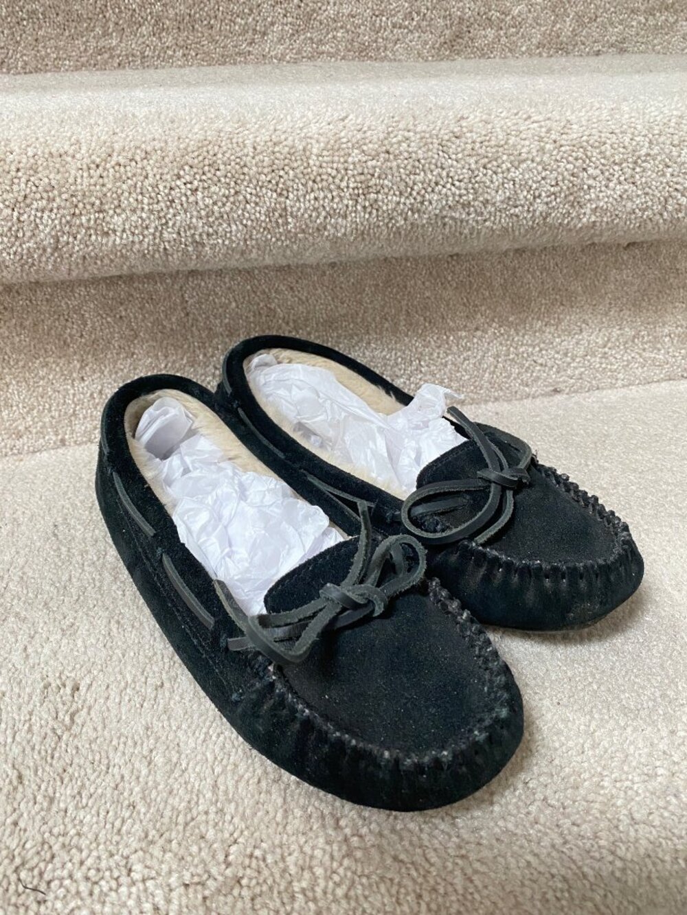 Minnetonka Drivving Slippers Size 6 Women's Black Suede
